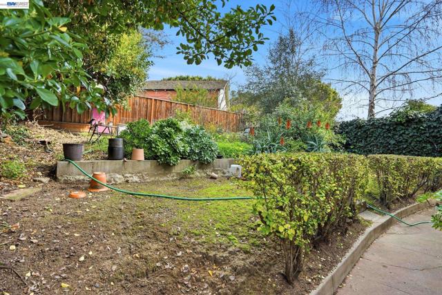1424 Hampel St, Oakland CA: https://media.crmls.org/mediaz/8da8b6ca-c53a-4619-a443-a0f84c60705a.jpg