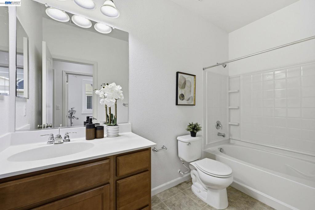https://media.crmls.org/mediaz/8da99779-5138-453d-87cc-d0bad85d2697.jpg?preset=X-Large