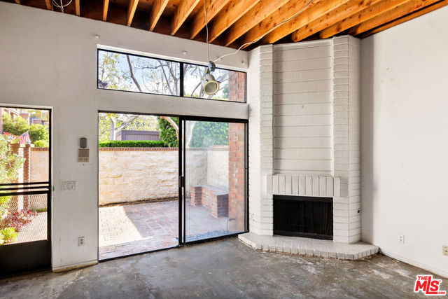 4622 Glencoe Avenue, Marina del Rey CA: https://media.crmls.org/mediaz/8dab145a-6ad2-4625-8b69-e2c250aa449d.jpg