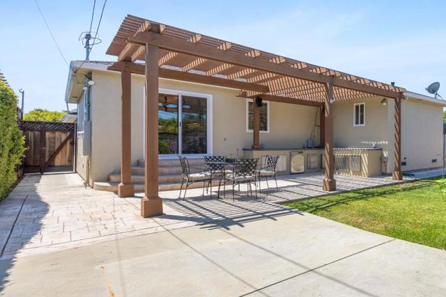 313 Del Rosa Way, San Mateo CA: https://media.crmls.org/mediaz/8dac6638-b8f6-4799-b153-71b789a33848.jpg
