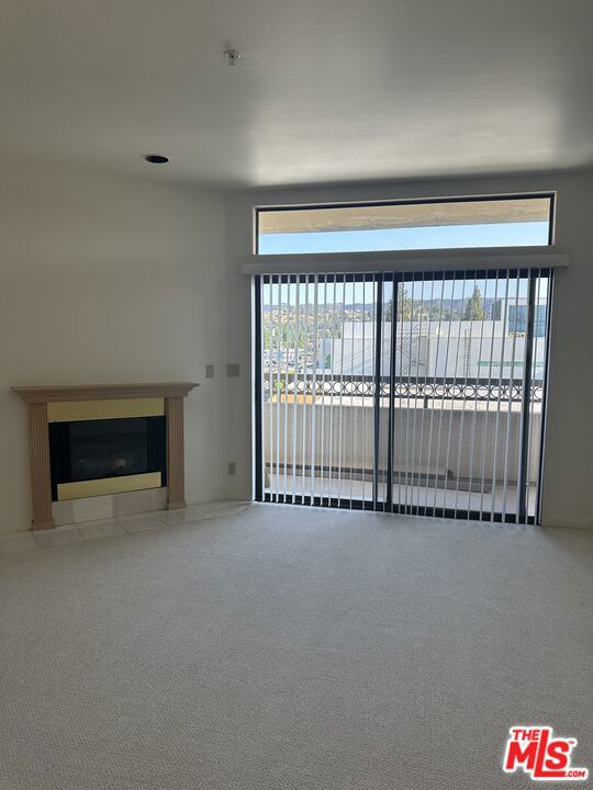 5319 Lindley Avenue, Tarzana CA: https://media.crmls.org/mediaz/8dac772d-72ae-4492-af92-21423360fb05.jpg
