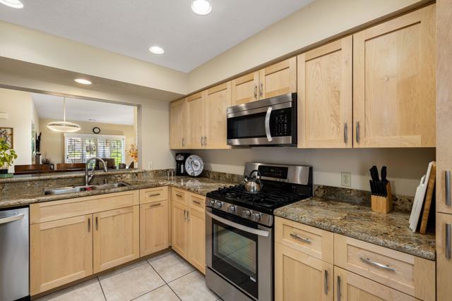 131 Desert Falls Circle, Palm Desert CA: https://media.crmls.org/mediaz/8dac7d2d-0975-4198-84bc-9542c15c63a5.jpg