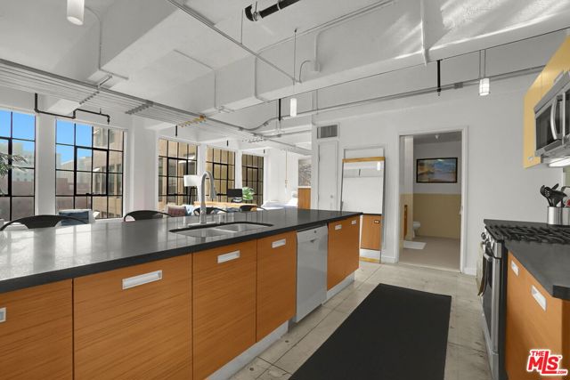 746 S Los Angeles Street, Los Angeles CA: https://media.crmls.org/mediaz/8dad9030-ba27-4122-88d3-51ed5bb76da3.jpg