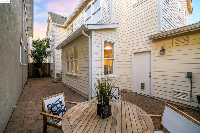 1165 Cottage Ln, Hercules CA: https://media.crmls.org/mediaz/8dade4c8-df64-4300-a887-0211da74e74c.jpg