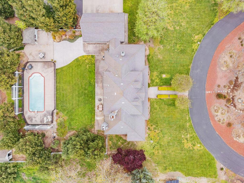 https://media.crmls.org/mediaz/8dae2cd5-8f37-4869-9d64-cf9b6df2132e.jpg?preset=X-Large