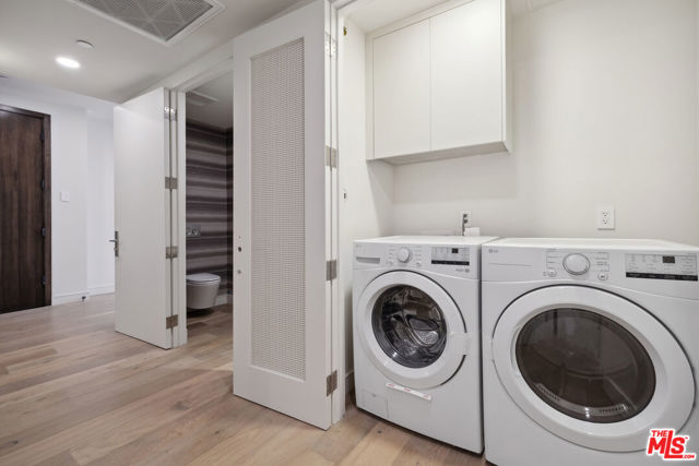 505 S Barrington Avenue, Los Angeles CA: https://media.crmls.org/mediaz/8daf30b5-a41e-423c-bccd-03da756d8e2f.jpg