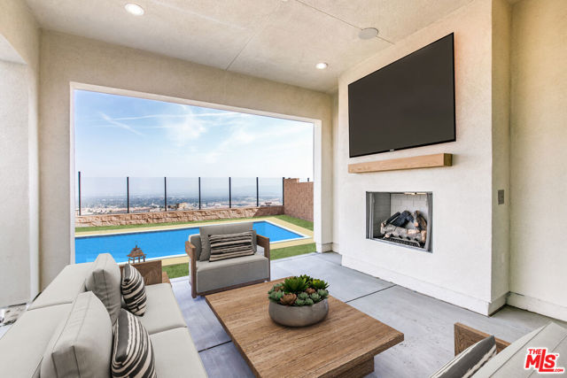 11770 N Hillsborough Lane, Porter Ranch CA: https://media.crmls.org/mediaz/8dafd6ac-2542-4cf3-8df7-dd6df1aa525f.jpg