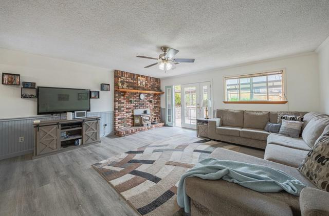260 Paul Avenue, Salinas CA: https://media.crmls.org/mediaz/8dafdf1e-d7f0-41eb-a5af-39b9262b6b50.jpg