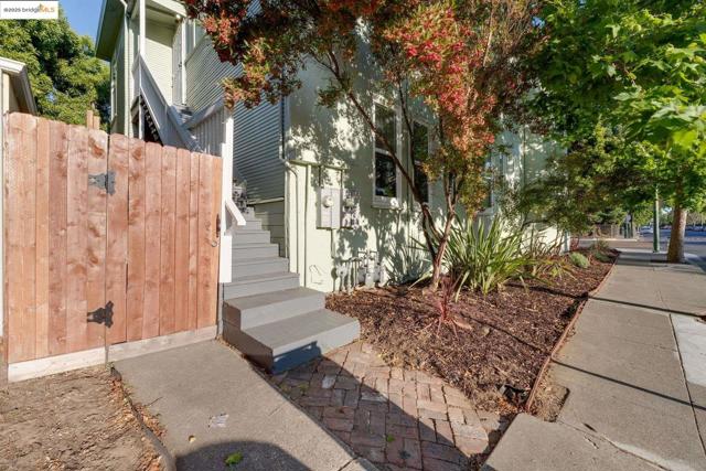 1238 12Th St, Oakland CA: https://media.crmls.org/mediaz/8daff763-0f9b-4a6f-9a42-337db7d86993.jpg