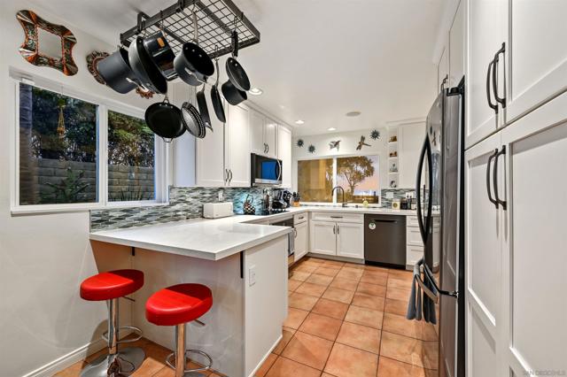 7215 Daffodil Pl, Carlsbad CA: https://media.crmls.org/mediaz/8db04cd3-7a29-428c-a7c4-42654edfbb01.jpg