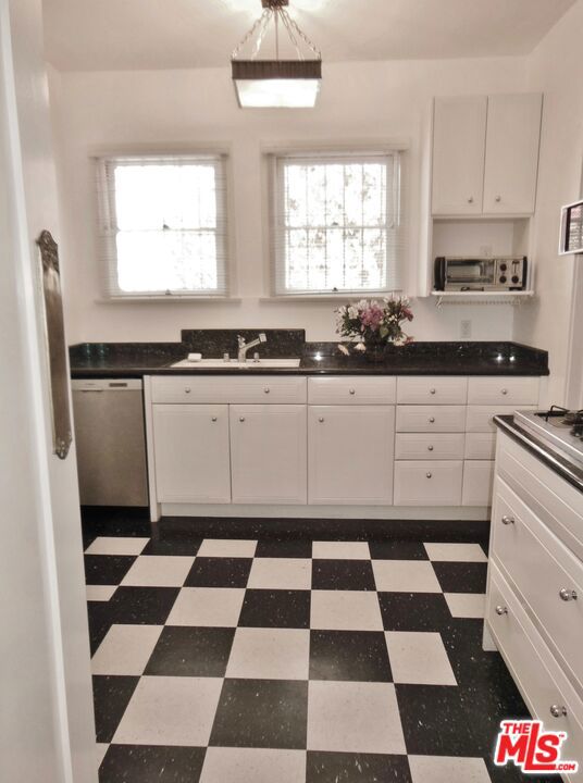 914 S Burnside Avenue, Los Angeles CA: https://media.crmls.org/mediaz/8db085eb-f958-42ca-9403-db834332ec75.jpg