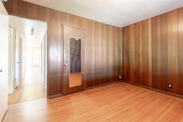 Image 19 of 25 For 15204 Norton St