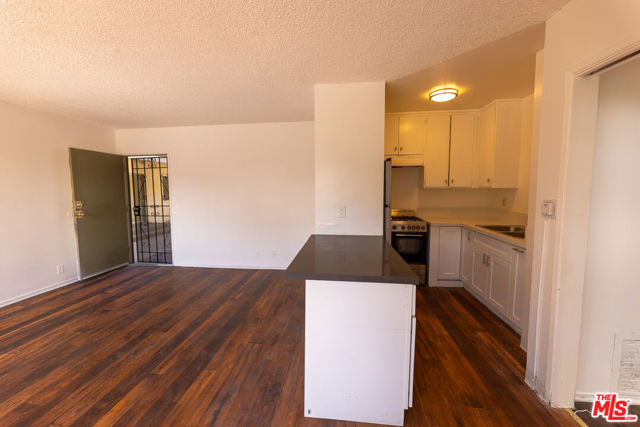 275 Lucas Avenue, Los Angeles CA: https://media.crmls.org/mediaz/8db1e7c9-8988-4997-a5bc-43181c4f403c.jpg