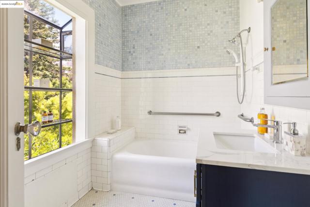 22 Sea View Ave, Piedmont CA: https://media.crmls.org/mediaz/8db20455-867d-4fa0-abce-fc52e08695f7.jpg