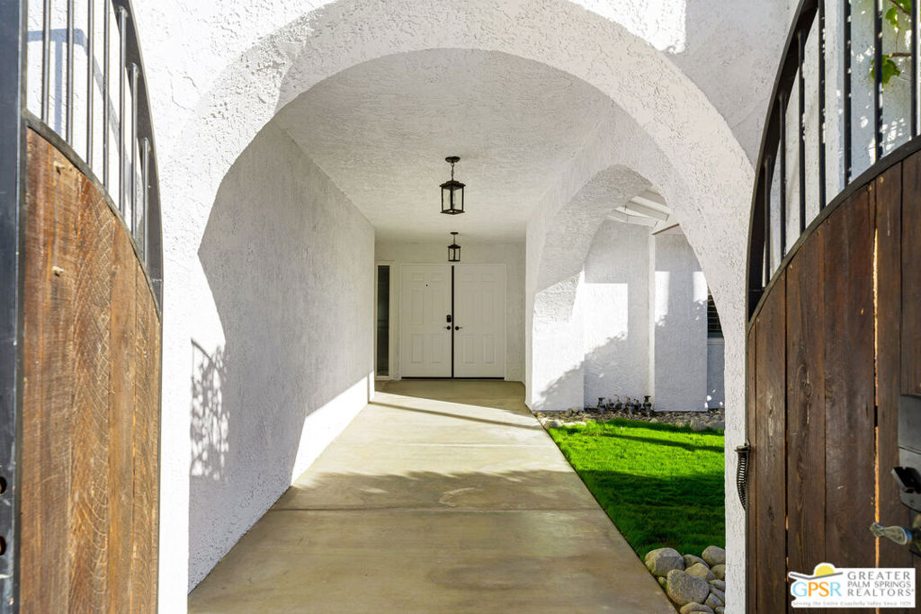https://media.crmls.org/mediaz/8db25d7d-7469-4c40-8d57-afe1bac14e89.jpg?preset=X-Large