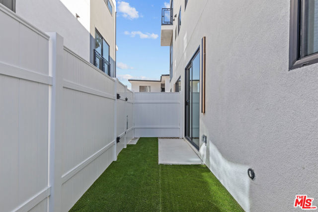 2919 Burnside Avenue, Los Angeles CA: https://media.crmls.org/mediaz/8db49306-32b4-4a4d-8a46-4511b17b3614.jpg