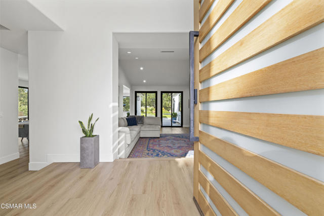 911 Vivian Circle, Newbury Park CA: https://media.crmls.org/mediaz/8db4c127-4fa7-4522-8a73-636e735c4812.jpg