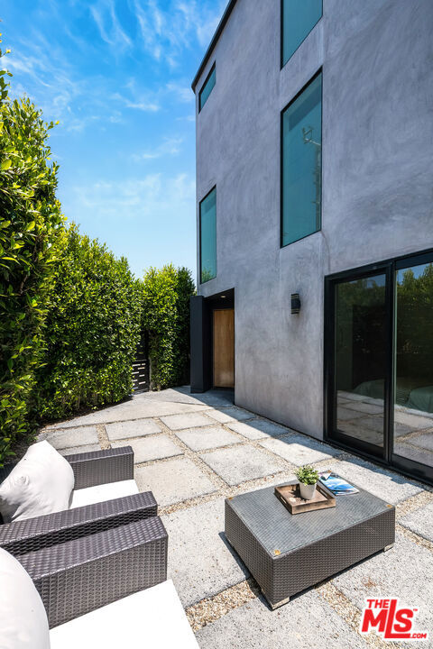 126 Thornton Place, Venice CA: https://media.crmls.org/mediaz/8db4ed29-ba00-43a7-9ba8-d7651b149725.jpg