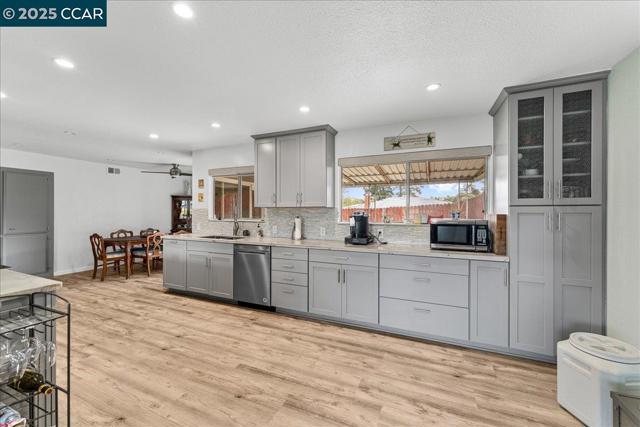 885 Tara Hills Dr, Pinole CA: https://media.crmls.org/mediaz/8db4fc66-22ee-4ec6-bac8-a2d4f3c51cec.jpg
