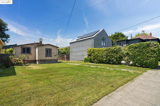 2808 9Th St, Berkeley CA: https://media.crmls.org/mediaz/8db53ab8-783f-472e-80d9-cdb4c677f684.jpg
