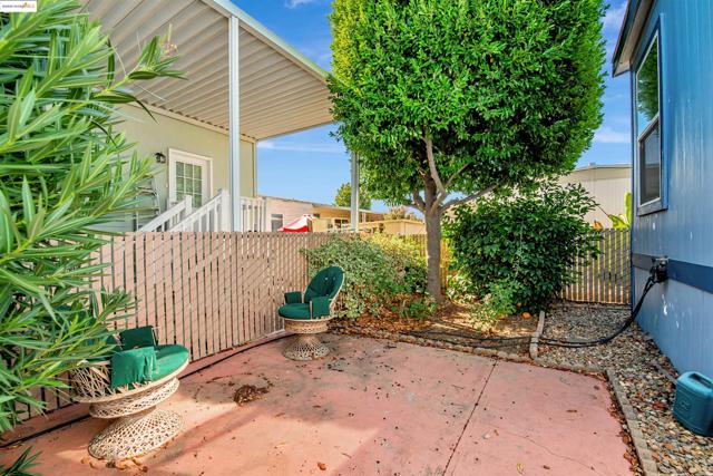 3660 Walnut Blvd, Brentwood CA: https://media.crmls.org/mediaz/8db5bea0-f967-44dd-9d9a-6301b2b6b475.jpg