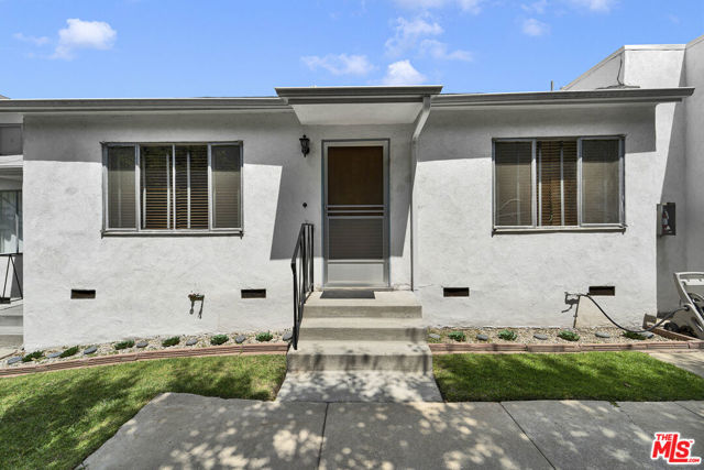 938 15th Street, Santa Monica CA: https://media.crmls.org/mediaz/8db5c1cb-4a02-4cb0-9265-2726b7eee43b.jpg