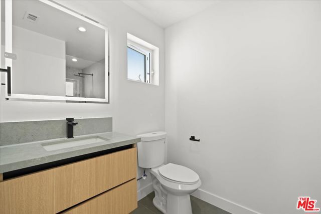 841 N Mccadden Pl, Los Angeles CA: https://media.crmls.org/mediaz/8db61030-eb45-4903-ac9e-fe4b5fea6f4a.jpg