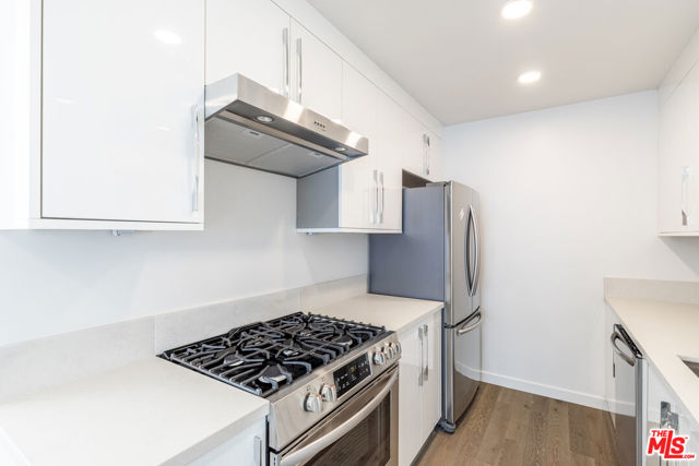 1026 6th Street, Santa Monica CA: https://media.crmls.org/mediaz/8db6ea9f-f25f-446f-ac14-09d311530754.jpg