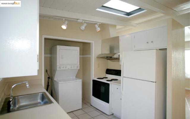 1611 Julia St, Berkeley CA: https://media.crmls.org/mediaz/8db7e924-1fe8-4e84-9447-b9fe945cf901.jpg