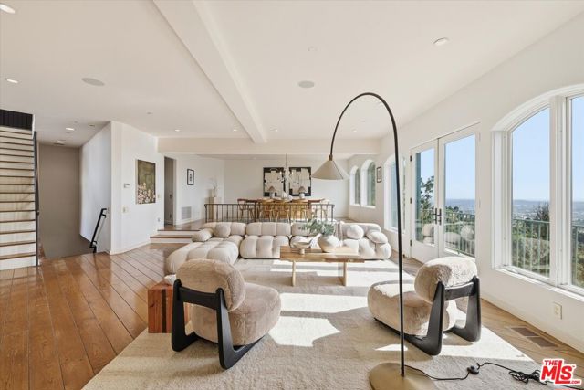 1284 Lago Vista Drive, Beverly Hills CA: https://media.crmls.org/mediaz/8db8ab6d-ca97-4627-9786-dd5952966779.jpg