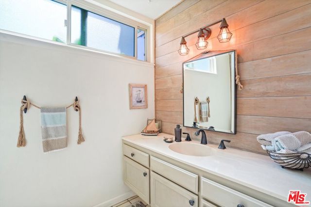32134 Beachlake Lane, Westlake Village CA: https://media.crmls.org/mediaz/8db8dbc2-bfc3-482d-a83b-a51f9d2220b2.jpg