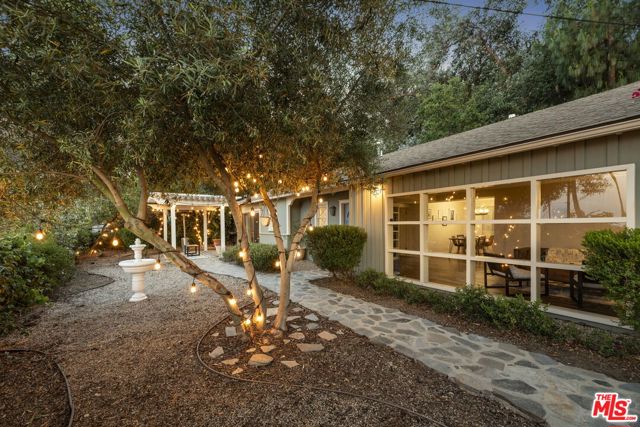 3313 Coy Drive, Sherman Oaks CA: https://media.crmls.org/mediaz/8db905c0-1b40-48ff-b3ab-3ca19d13e433.jpg