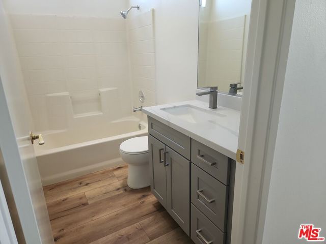 22705 Del Valle Street, 5 photo 15