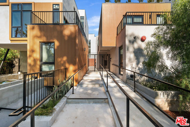 1016 N Martel Avenue, West Hollywood CA: https://media.crmls.org/mediaz/8dbab885-46d5-4d87-9061-dcbd563bfd67.jpg