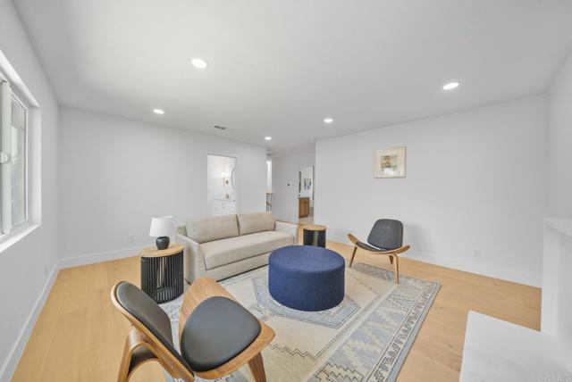 Image 11 of 39 For 930 Holly Glen Dr