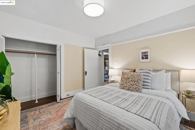 393 43Rd St, Oakland CA: https://media.crmls.org/mediaz/8dbbb06a-b026-4c36-a0c5-61240ec80152.jpg