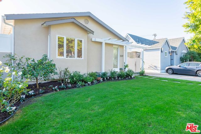 2537 Barry Avenue, Los Angeles, California 90064, 4 Bedrooms Bedrooms, ,3 BathroomsBathrooms,Single Family Residence,For Sale,Barry,24401329