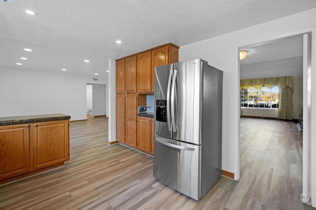 3608 Siskiyou Ct, Hayward CA: https://media.crmls.org/mediaz/8dbdd140-67d0-43aa-bea2-18a9f56c5e17.jpg