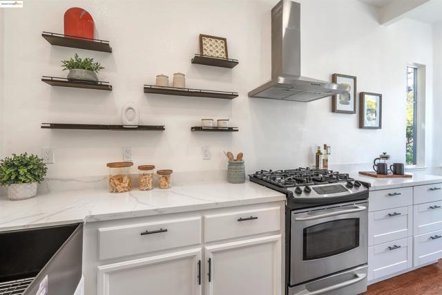 16 Bay Harbor Ct, Richmond CA: https://media.crmls.org/mediaz/8dbe23d0-bc14-44aa-9902-9e554d2d1450.jpg