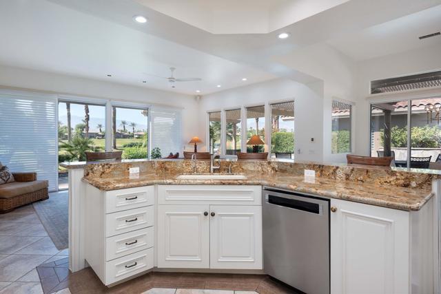 903 Red Arrow Trail, Palm Desert CA: https://media.crmls.org/mediaz/8dbf41b6-2475-493b-80a2-834ddd27a1bf.jpg