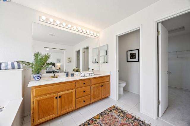 15 Mcdonnel Rd, Alameda CA: https://media.crmls.org/mediaz/8dc00843-ea4a-41b7-ac21-d8253df0da2a.jpg
