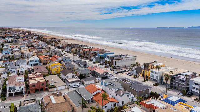 5451 Reef Way, Oxnard CA: https://media.crmls.org/mediaz/8dc19acc-d412-4b8c-97cf-08518a9cfd0d.jpg