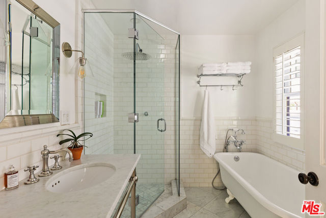 8421 Kirkwood Drive, Los Angeles CA: https://media.crmls.org/mediaz/8dc203ce-59e1-4244-882f-24552e4c4105.jpg