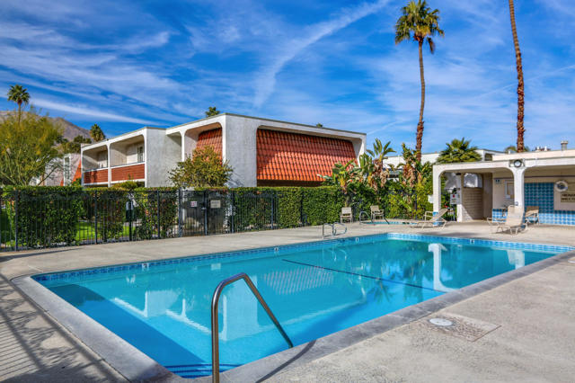 2274 N Indian Canyon Drive, Palm Springs CA: https://media.crmls.org/mediaz/8dc2455d-4f15-436c-bec0-84c689f77b10.jpg