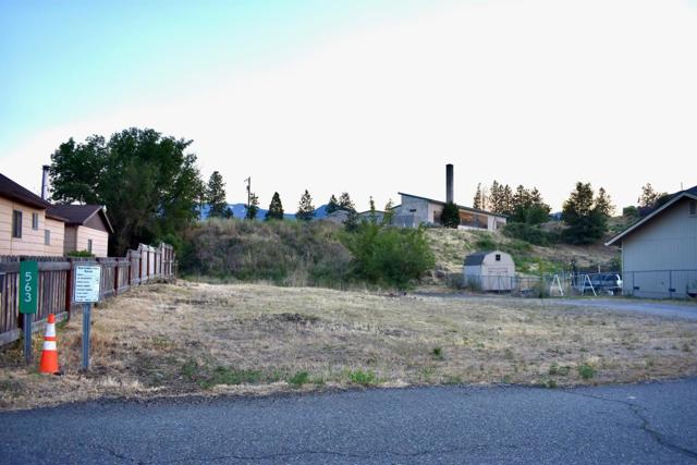 563 Shasta Avenue, Weed CA: https://media.crmls.org/mediaz/8dc2a48b-b8e9-468c-8f4e-042a9c98149d.jpg