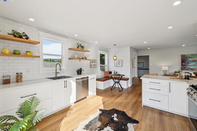 1525 Stanton St, Alameda CA: https://media.crmls.org/mediaz/8dc3964a-943e-41b8-960d-3987b83091b3.jpg