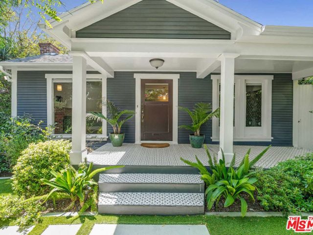 7024 De Longpre Avenue, Los Angeles CA: https://media.crmls.org/mediaz/8dc3af81-c3b2-4858-93bc-089d68a4afb9.jpg