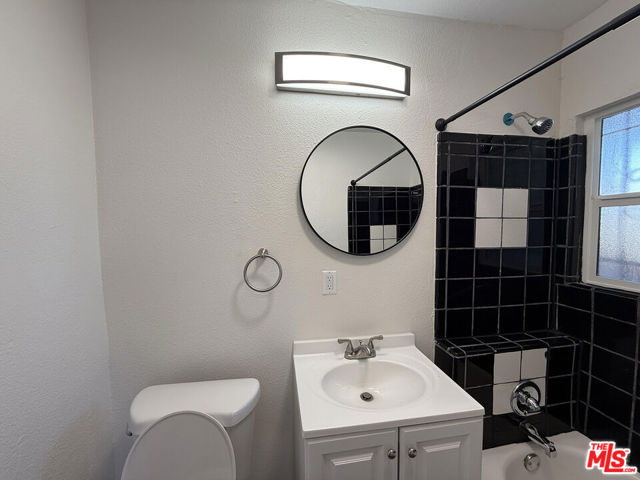 159 E 47th Street, Los Angeles CA: https://media.crmls.org/mediaz/8dc3bd0d-2410-415c-8128-d3cc58d49ad9.jpg