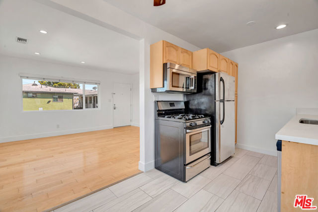 119 Paloma Avenue, Venice CA: https://media.crmls.org/mediaz/8dc3e179-52df-48e7-a044-ace3d505d40e.jpg