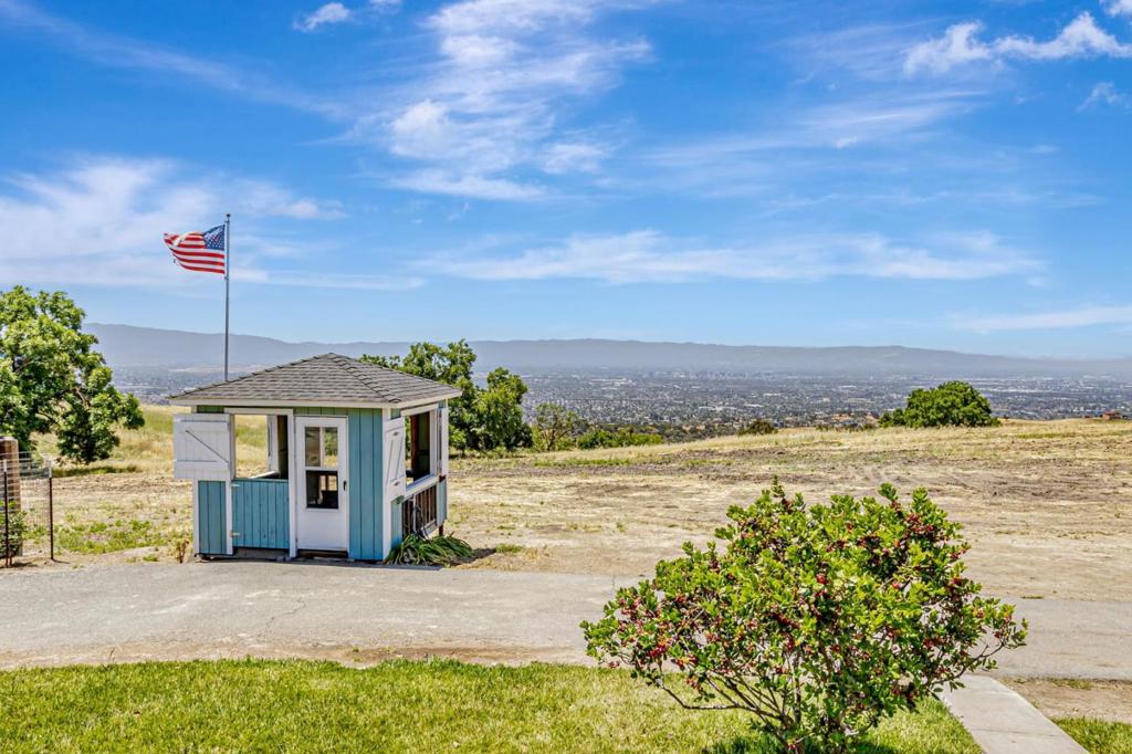 https://media.crmls.org/mediaz/8dc407be-2a51-4a88-a09a-6d2b68d59f7c.jpg?preset=X-Large